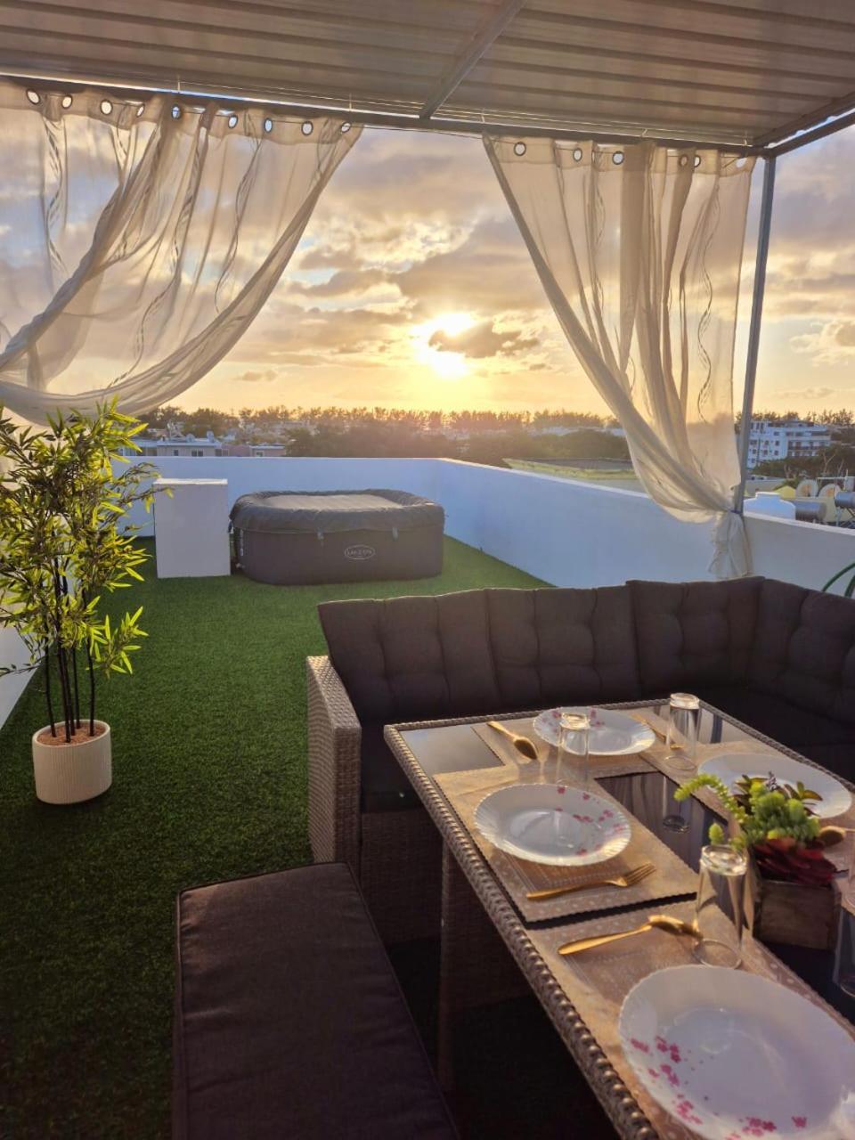 Skyview Apartment- Rooftop Penthouse With Sunset & Sea Views Flic-en-Flacq Exterior foto